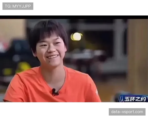 全红婵回家路上还在啃馒头，网友却扒出她家新别墅带泳池